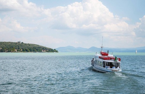 Tuoro sul Trasimeno Ski Chalet | Luxe Sanitary XL 6 Pers Villatent at Family Campsite Punta Navaccia near lake