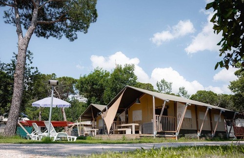 Tuoro sul Trasimeno Ski Chalet | Luxe Sanitary XL 6 Pers Villatent at Family Campsite Punta Navaccia near lake