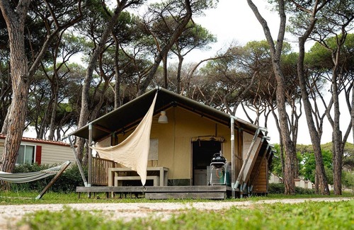 Zona XXXIV Casal Palocco Ski Chalet | Luxe Sanitary XL 6 Pers. Villatent at brand new 4-star campsite Capital Roma