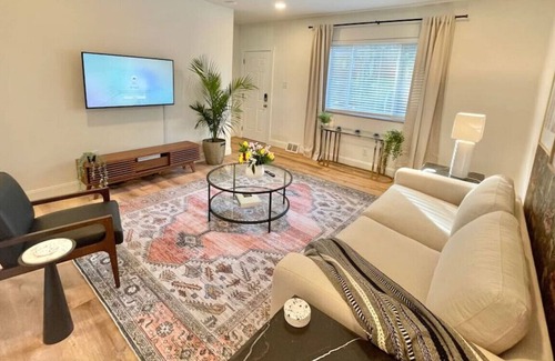 Green Tree House | Luxe South Hills Home ❈ Free Parking ❈ Central