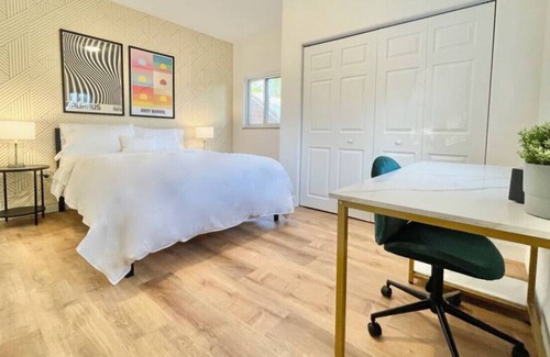 Green Tree House | Luxe South Hills Home ❈ Free Parking ❈ Central