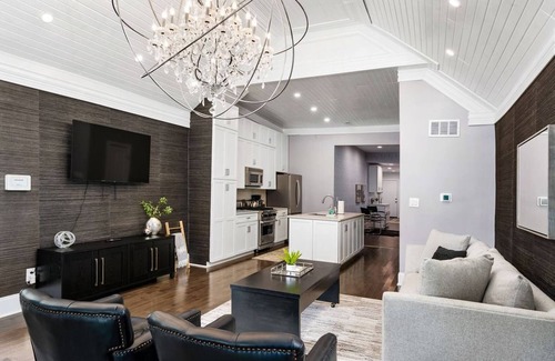 Short North House | Luxe Studio w/King Bed + Sofa | Walk to OSU/Bars