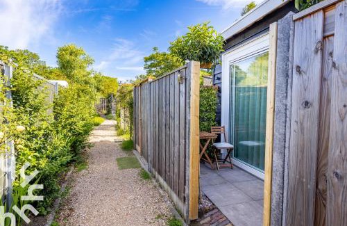 Domburg Apartment | Luxe Tinyhouse Domburg, midden in het centrum en toch rustig gelegen
