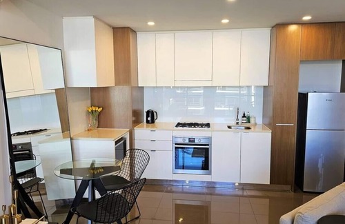 Waterloo Apartment | LUXE Waterloo 1 bed with parking, gym and pool