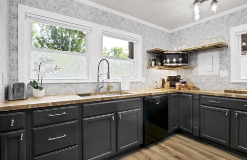 University Park House | Luxe Wolfpack Retreat: Walk to NC State, Shops, Dining+Firepit, Cornhole & More!