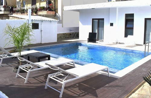Nea Chora Villa | Luxsuites Villa with pool and garden