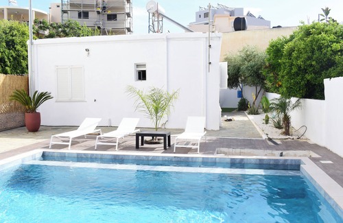 Nea Chora Villa | Luxsuites Villa with pool and garden