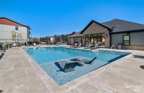 Rogers Apartment | Luxuary Apt, Pool, Kingbeds, Near Amp