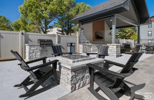 Rogers Apartment | Luxuary Apt, Pool, Kingbeds, Near Amp