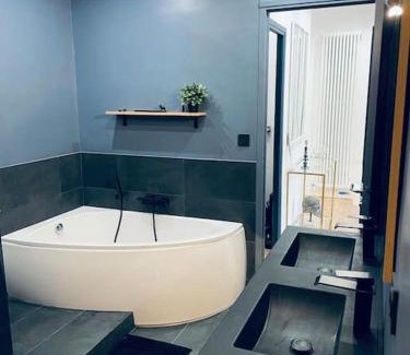 Musicians Quarter Apartment | Luxueux appartement, Carré d'Or, Square Mozart