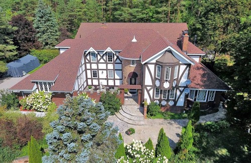 Whitchurch-Stouffville Villa | Luxurious 10 bedroom Villa w/ Indoor Pool & Hot Tub in Stouffville