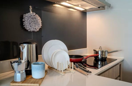 Sukhumvit Apartment | Luxurious 2BR Rooftop Pool & Gym Thong lor BTS