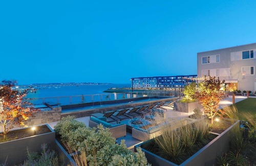 Lynn Apartment | Luxurious 2 bed /2bath with a Beach View