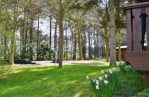 Kenwick Cabin | Luxurious 2 Bed Log Cabin Scandinavian Lodge in Louth Lincolnshire (2B Sleeps 6)