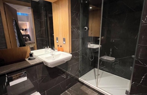 Castle Baynard Apartment | Luxurious 2BD Flat in the Heart of London!