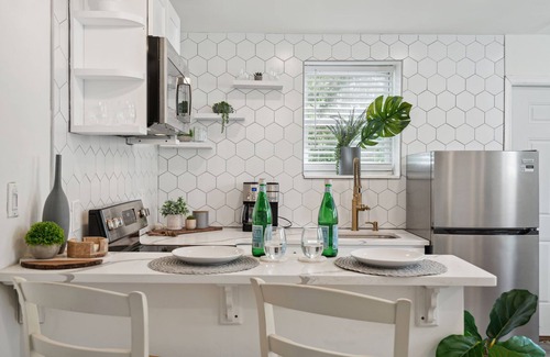 Kensington Apartment | Luxurious 2BD vacation rental, short term, central, family-friendly, free WIFI