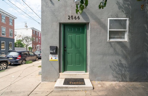 Kensington Apartment | Luxurious 2BD vacation rental, short term, central, family-friendly, free WIFI
