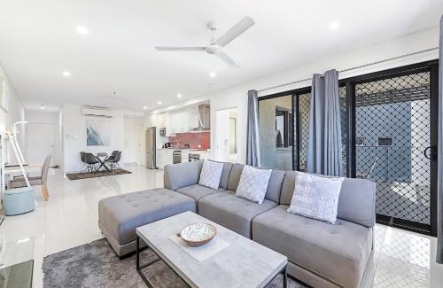Darwin City Centre Apartment | Luxurious 2BR Oasis with Pool and Parking