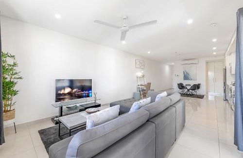 Darwin City Centre Apartment | Luxurious 2BR Oasis with Pool and Parking