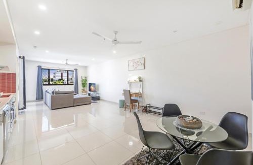 Darwin City Centre Apartment | Luxurious 2BR Oasis with Pool and Parking