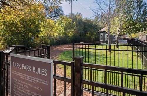 McNeil Apartment | Luxurious 2BR+Resort Style Pool 5 min to Domain