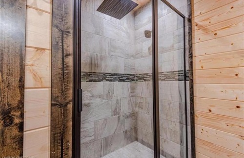 Hochatown House | Luxurious 3 Bedroom / 3 EnSuite Baths w/Complete Privacy. Close to Everything.