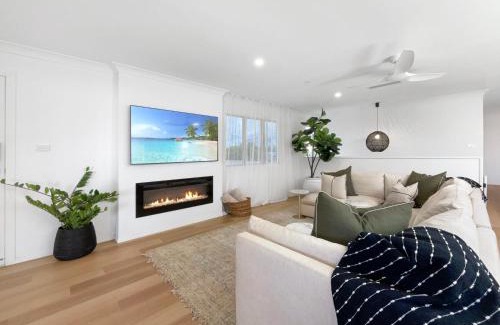 Golden Beach House | Luxurious 4 Bed Mediterranean Oasis with Pool