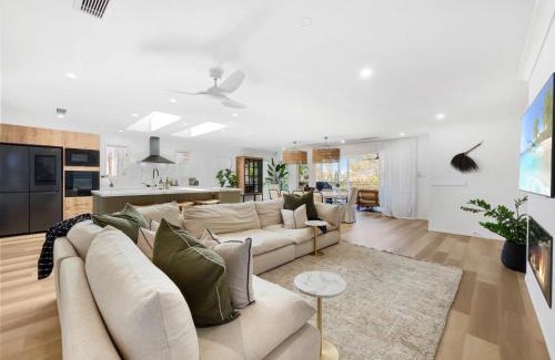 Golden Beach House | Luxurious 4 Bed Mediterranean Oasis with Pool