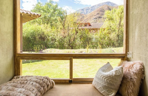 Cusco Historic Center House | Luxurious 4-bedroom house in delightful Urquillos Huayllabamba with WiFi
