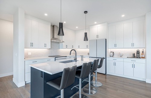 McKinley House | Luxurious 4-Bedroom Retreat with Views in McKinley Beach