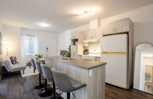 Pointe-Saint-Charles Apartment | Luxurious 4 BR Suite in Griffintown