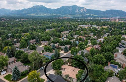 Arapahoe Ridge House | Luxurious 4BR Retreat - Pool Table & Chic Amenities