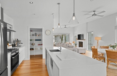 Avoca Beach House | Luxurious 5-Bed Home by Avoca Beach