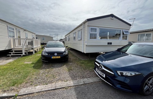 Porthcawl House | Luxurious 6 Sleeper Caravan Trecco Bay Essentials Included