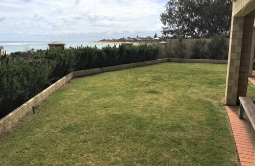 Wannanup House | Luxurious Absolute beachfront holiday home perfect for families & friends