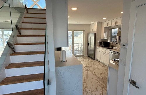 Sheepshead Bay House | Luxurious Amenity Filled Water-Front Home in Family Friendly Neighborhood.