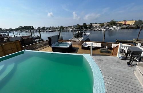 Sheepshead Bay House | Luxurious Amenity Filled Water-Front Home in Family Friendly Neighborhood.