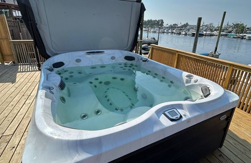 Sheepshead Bay House | Luxurious Amenity Filled Water-Front Home in Family Friendly Neighborhood.
