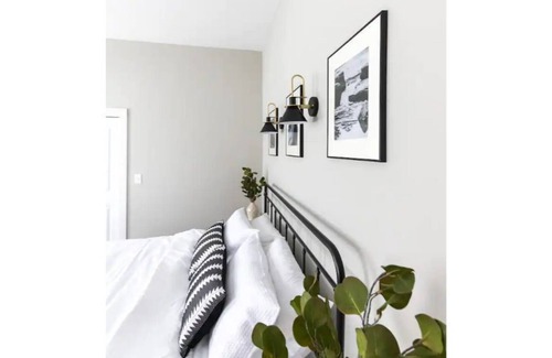 Columbus House | Luxurious and Bright Midtown Cottage!