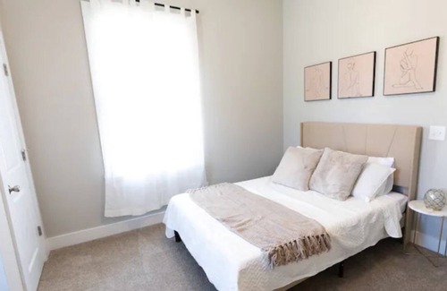 Columbus House | Luxurious and Bright Midtown Cottage!