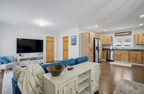 Meredith Apartment | Luxurious and Sunny Apt at Main Street, Meredith