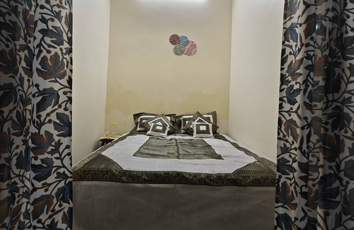 Varanasi Apartment | Luxurious apartment for comfortable accommodation of 4 to 6 people near temple.
