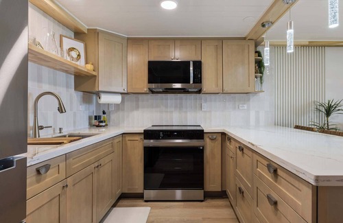 Punaluu Condo | Luxurious Beachfront Condo w/AC