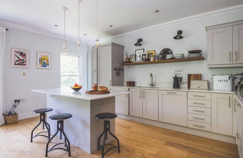 Richmond-upon-Thames Apartment | Luxurious, Bright and Airy 1BDR Flat