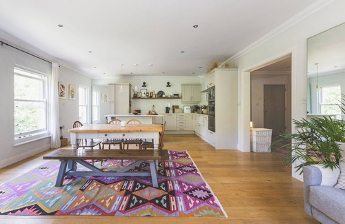 Richmond-upon-Thames Apartment | Luxurious, Bright and Airy 1BDR Flat