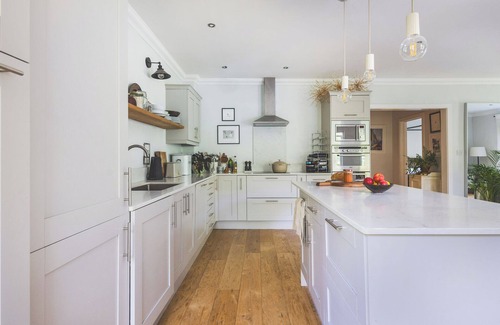 Richmond-upon-Thames Apartment | Luxurious, Bright and Airy 1BDR Flat
