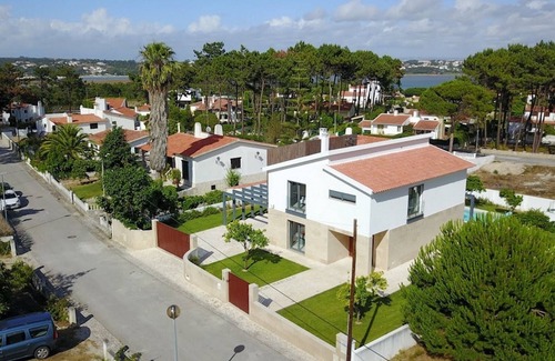 Casalinho Villa | Luxurious Casa Marcelo on Silver Coast, Heated Swimming Pool, Walk to Beach