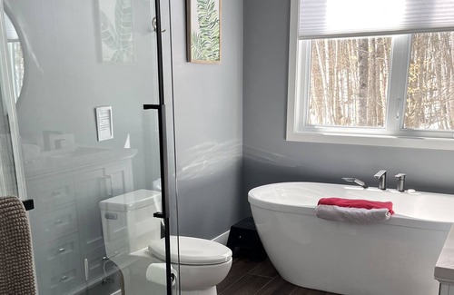 Lac Sainte-Marie Ski Chalet | Luxurious Chalet with sauna steps from MSM