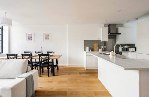 Norwich Apartment | Luxurious city stay w/stunning views of Norwich’s historic 11th-century market.