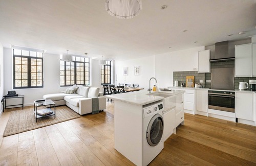 Norwich Apartment | Luxurious city stay w/stunning views of Norwich’s historic 11th-century market.